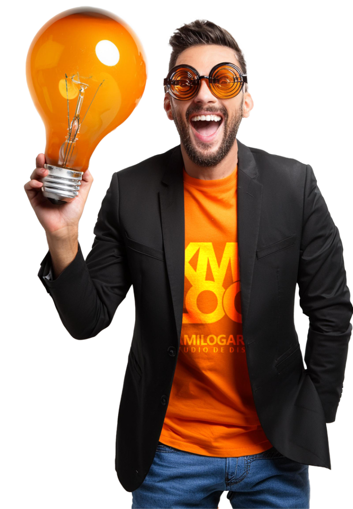 hombre Diseñador gráfico creativo, sin barba en la cara, con mucha risa, con gafas modernas de color naranja de lentes oscuros, con chaqueta de cuero negra, sosteniendo un bombillo encendido grande.